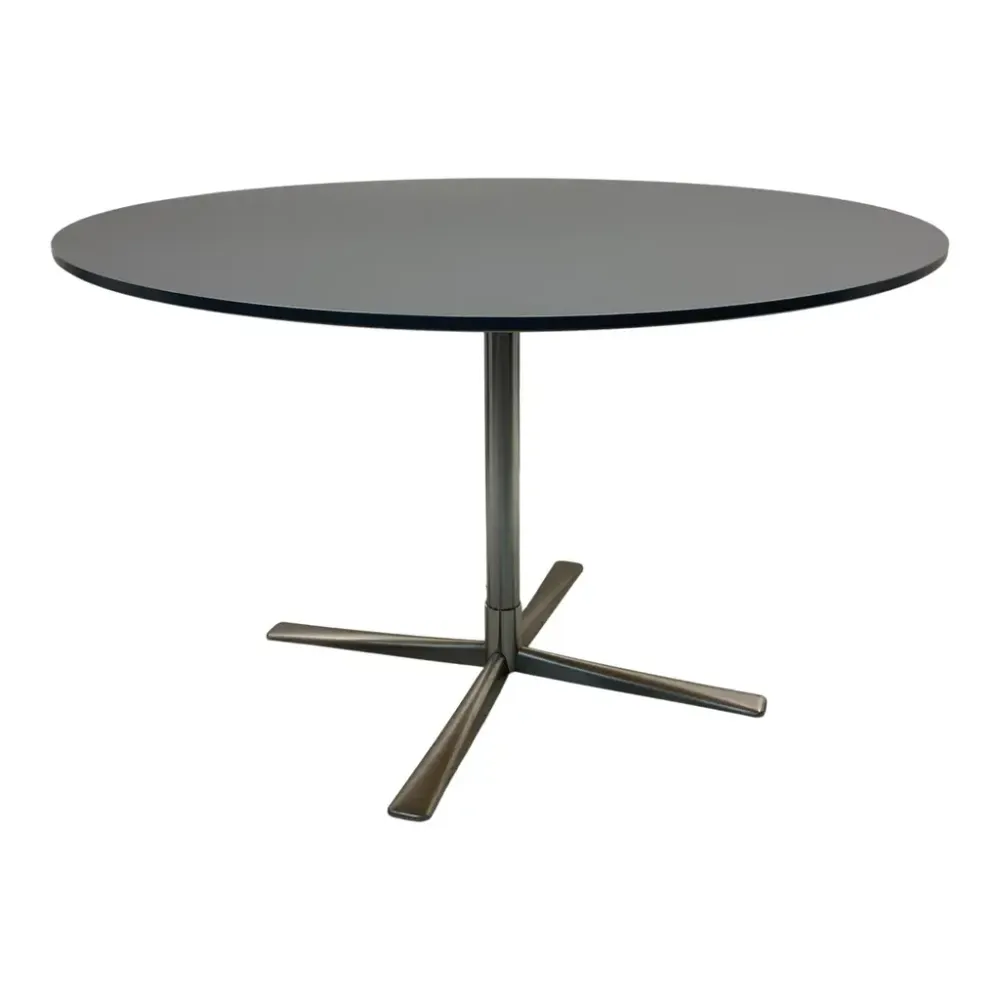Begagnat matbord från Gärsnäs, modell Rotor. Bordsskiva i grå färg, med ben i borstat stål. Mått höjd 74 cm, bredd 120 cm, djup 120 cm. 
