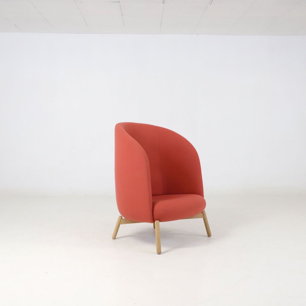 Begagnad fåtölj Nest från +Halle i rosa/orange tyg. Mått: Sittbredd 80 cm, sittdjup 62 cm och sitthöjd 44 cm. 