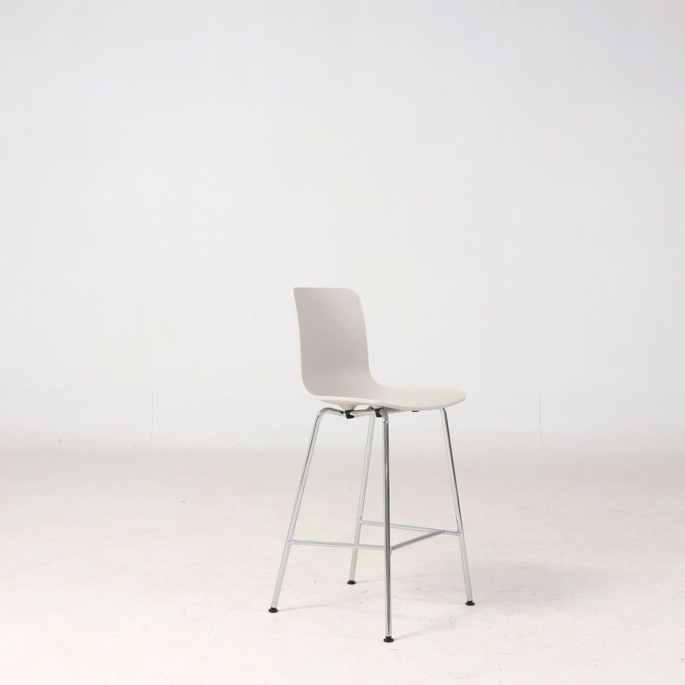 Begagnad ljusbeige barstol HAL RE från Vitra. Mått: Sitthöjd: 66 cm , Höjd: 101 cm , Sittbredd: 47 cm, Sittdjup: 39 cm. 