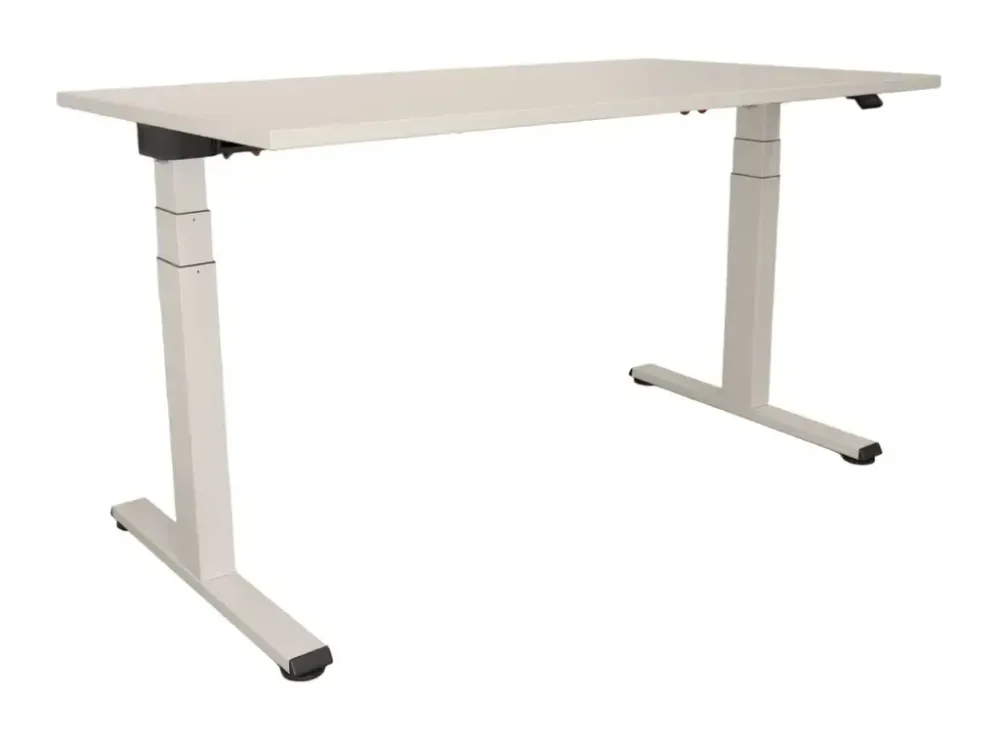 Begagnat höj och sänkbart skrivbord från Steelcase i vitt. Mått: Höjd 65,5–126 cm x Bredd 140 cm x Djup 80 cm.