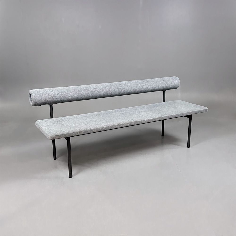 Begagnad soffa Font från Offecct med grå klädsel och mörkgrå ben. Mått: bredd 180 cm, djup 62.5 cm och höjd 75.5 cm, sitthöjd 46 cm. 