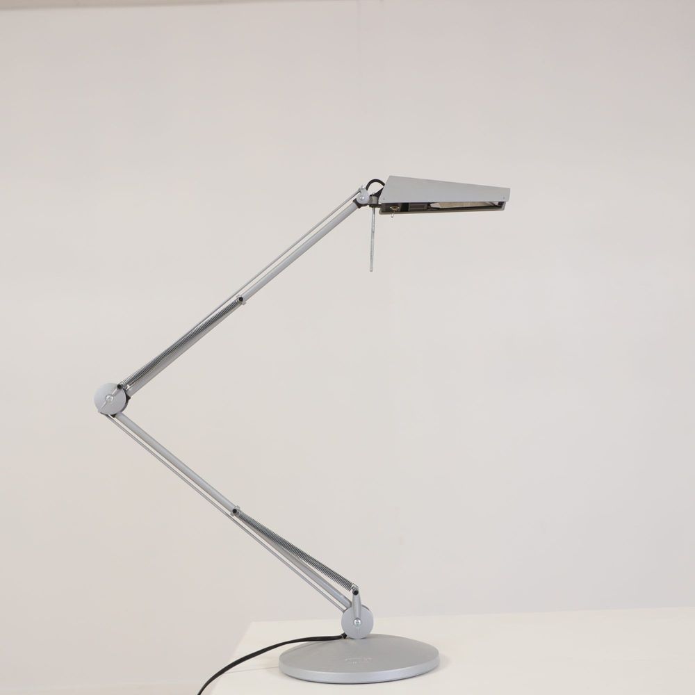 Begagnad skrivbordslampa Air från Glamox Luxo i grått. Mått: Höjd 56 cm, skärmbredd 17 cm och fotbredd 20 cm. 