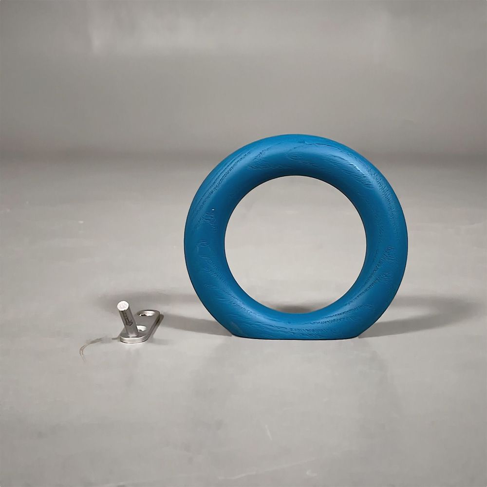 Begagnad klädhängare från HAY, modell Gym Hooks. Rund och ihålig i formen. I turkos färg. Mått Diameter 12,5 cm.