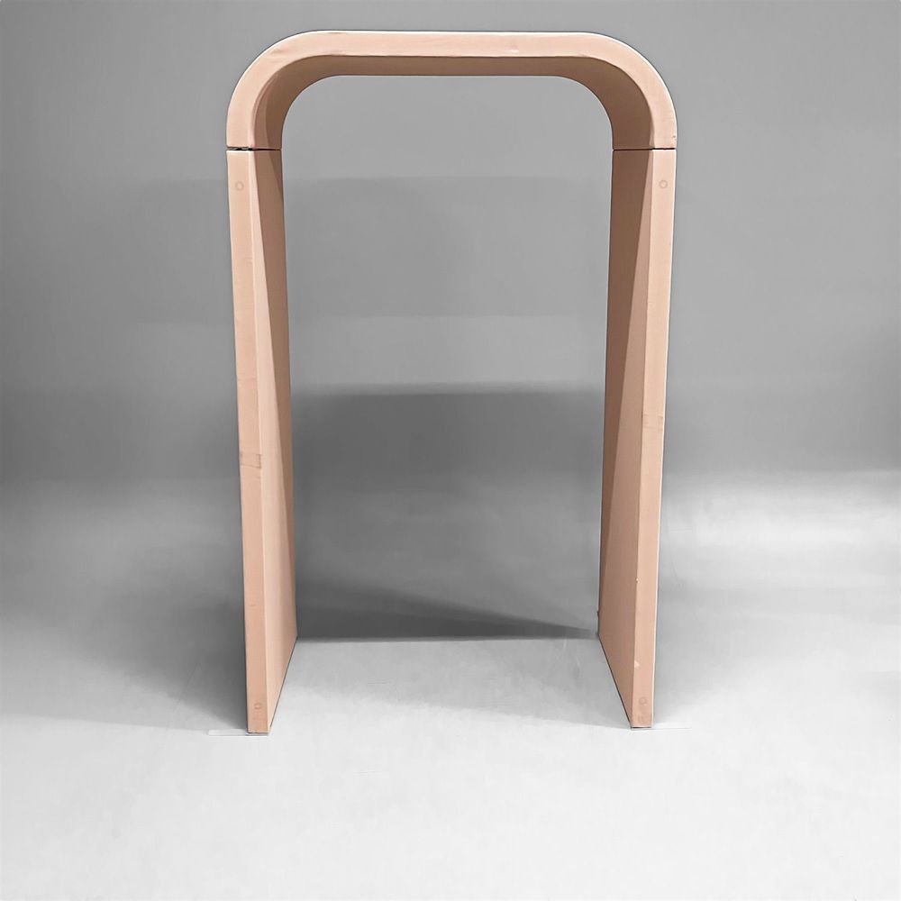 Begagnad rosa golvskärm, modell Arc från Zilenzio. Valvformad. Mått bredd 150 cm, höjd 223.5 cm och djup 60 cm. Perfekt för ljudabsorption i öppna kontorslandskap eller privata rum.