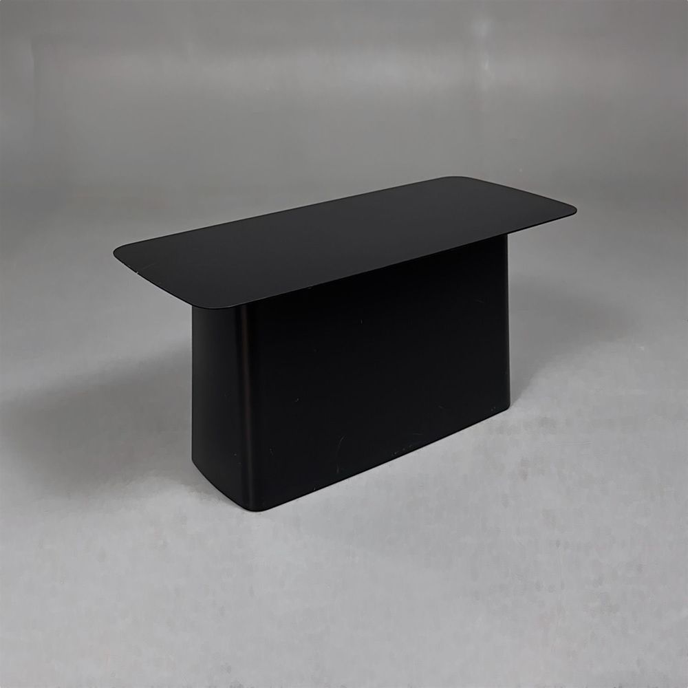 Begagnat soffbord Metal Side Table Large från Vitra i svart. Mått: bredd 70 cm, djup 31.5 cm och höjd 35.5 cm.