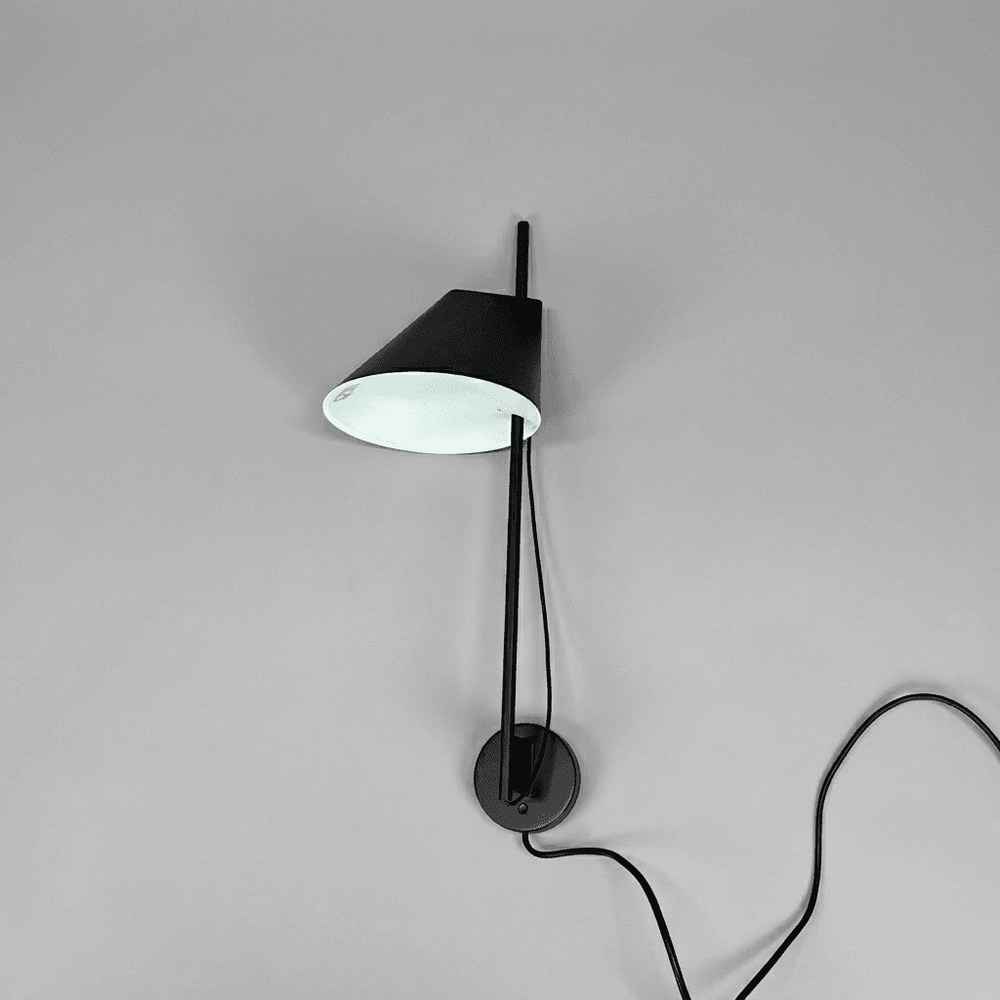 Begagnad svart YUH vägglampa från Louis Poulsen med justerbar skärm för optimalt ljusriktning. Mått: Bredd: 30 cm, Höjd: 62.5 cm.