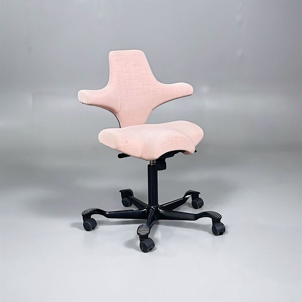 Begagnad kontorsstol med sadelsits Capisco 8106 från HÅG i rosa tyg. Mått: Justerbar sitthöjd 47 - 65.5 cm. 