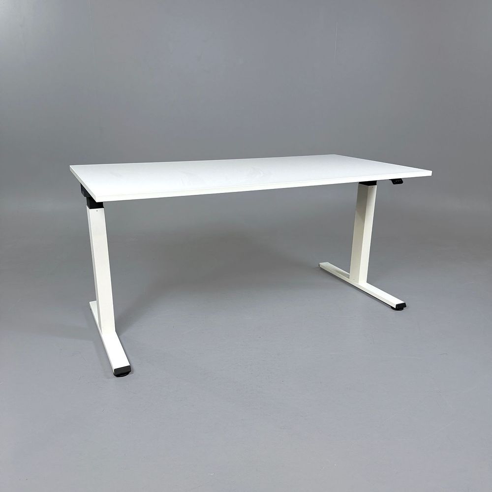 Begagnat höj och sänkbart skrivbord Migration från Steelcase. I vitt. Mått: bredd: 140 cm djup: 80 cm, justerbar höjd: 65 till 125 cm. 