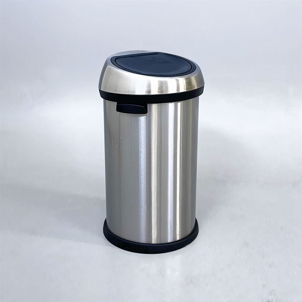 Begagnad papperskorg Touch Bin 60l från Brabantia. Färg svart med yta i borstad aluminium. Mått: Diameter 40 cm, Höjd 70,5 cm. 