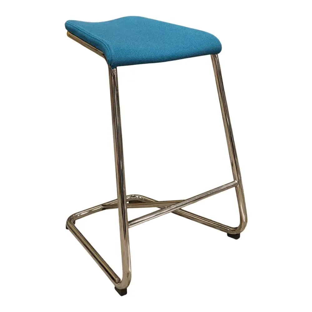 Begagnad barpall från Lammhults med klädd sits i turkos, kromat stativ. Mått: höjd 67 cm, bredd 46 cm, djup 48 cm, sitthöjd 63 cm. 