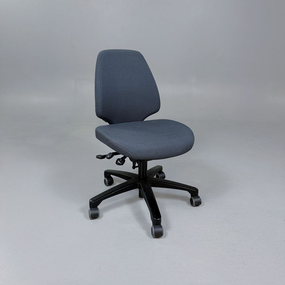Begagnad kontorsstol Activ 222 från RH. Utan armstöd, klädd i grå färg. Mått: Sitthöjd 44 cm - 58 cm.