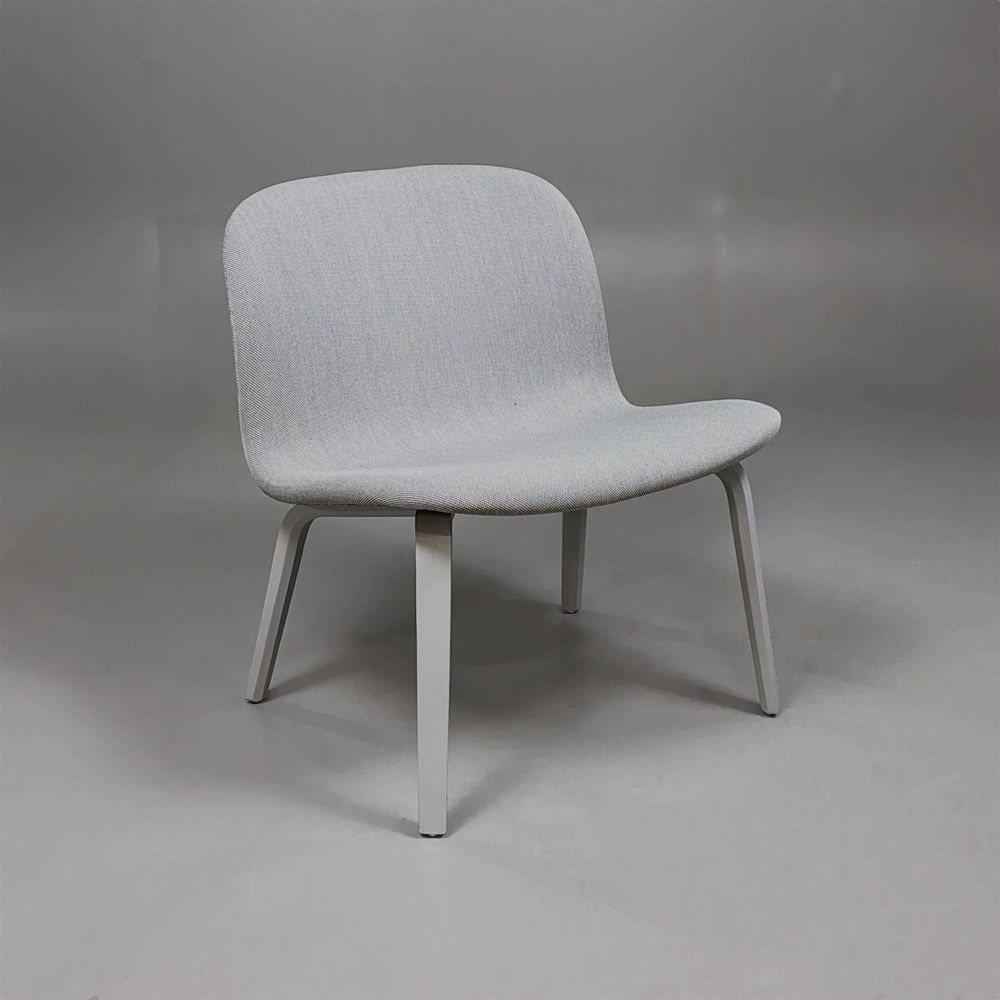 Begagnad fåtölj Visu Lounge från Muuto med ljusgrå klädsel och ben. Mått: Bredd 60 cm, djup 58,5 cm och höjd 70 cm.