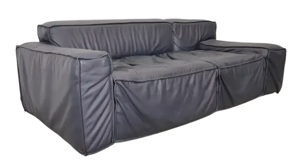 Begagnad soffa Boxplay från Swedese. I mörkblått skinn. Mått: höjd 71 cm, bredd 200 cm, djup 100 cm.