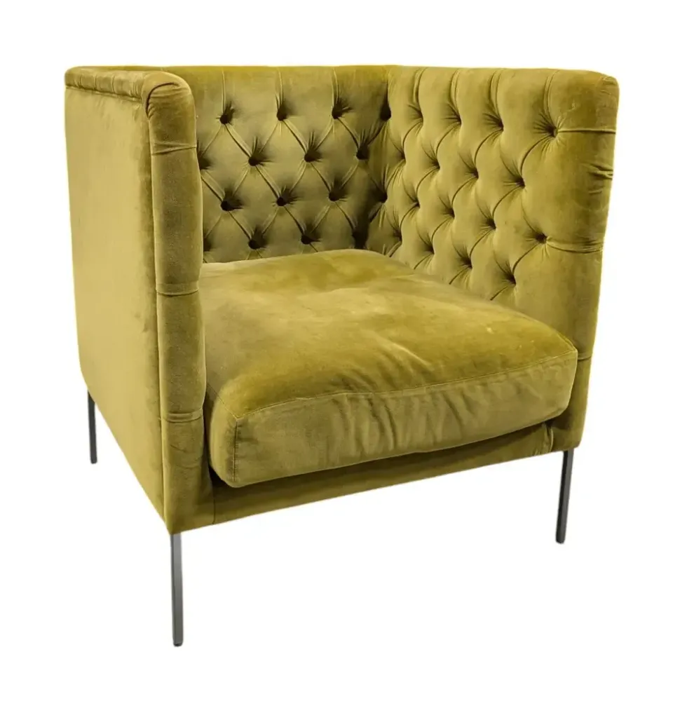 Begagnad fåtölj Lipp från Living Divani i gult. Mått: Höjd 84 cm x Bredd 74 cm x Djup 66 cm Sitthöjd 43 cm.