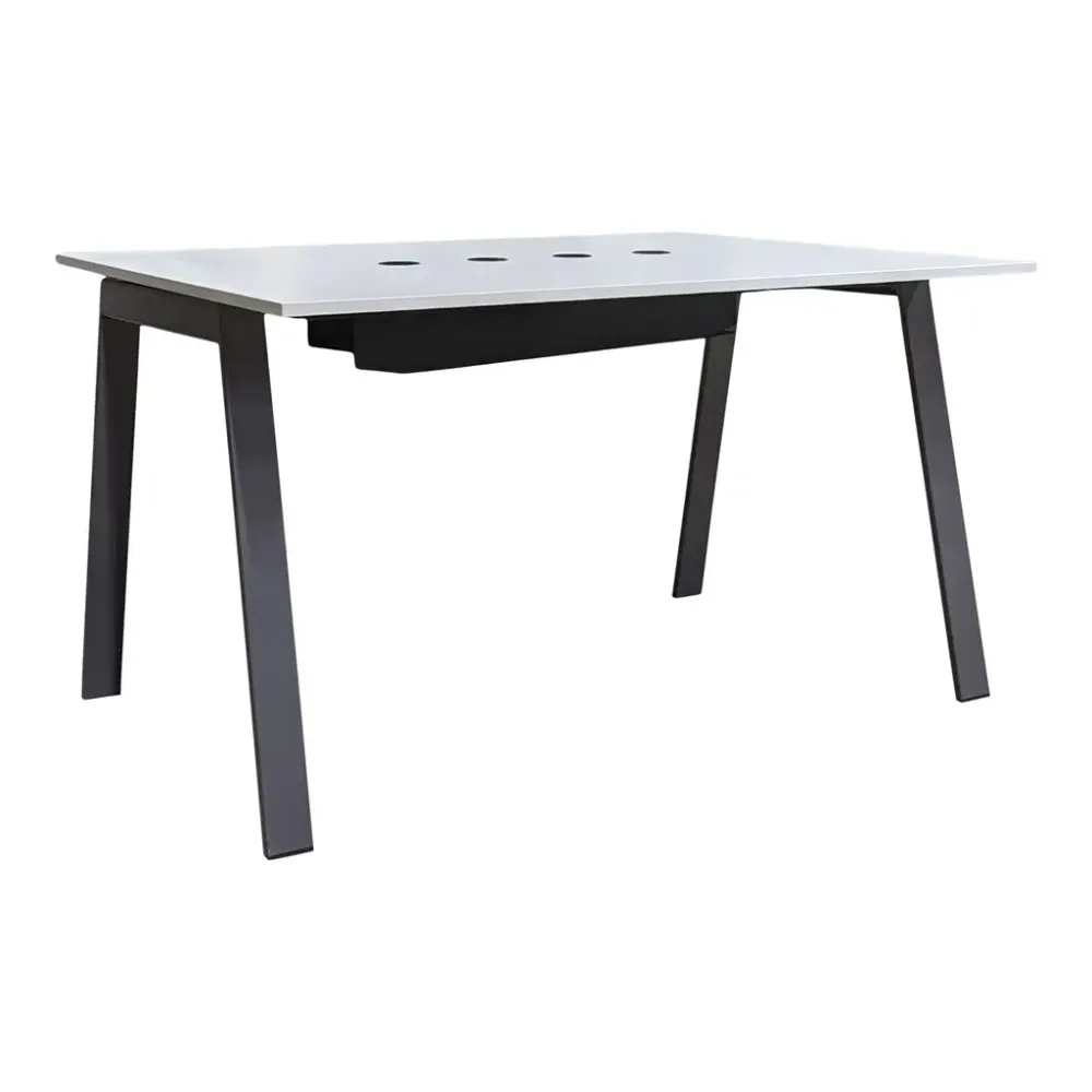 Begagnat Projektbord från Edsbyn. Vit bordsskiva med fyra PowerDots för eluttag och USB-A, grå ben. Mått: Höjd 90 cm, Bredd 180 cm, Djup 120 cm.