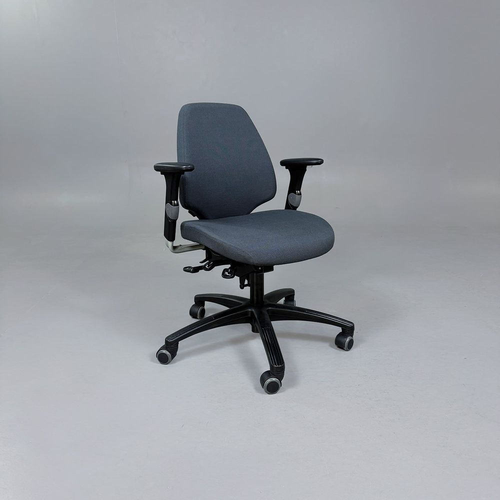 Begagnad kontorsstol Active 222 från RH i grått tyg med svart rygg och armstöd. Mått: Sitthöjd 44–58 cm. 
