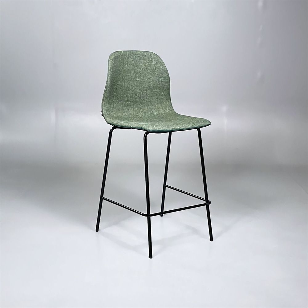 Begagnad barstol från Johanson Design, modell Pelican 08-65. Klädd i grönt tyg med svart underrede. Mått: Bredd 47 cm x Djup 50 cm x höjd 99 cm x Sitthöjd 65 cm.