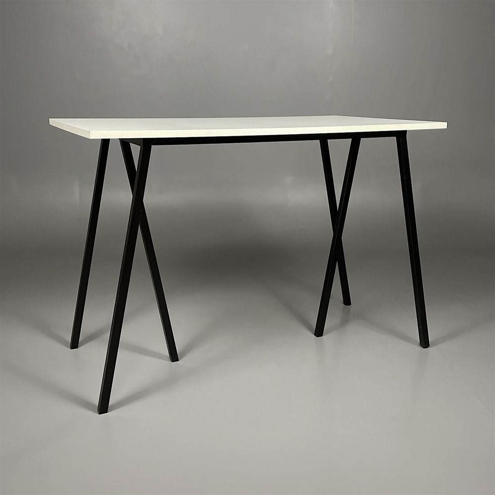Begagnat konferensbord från HAY, modell Loop Stand. Rektangulär vit skiva på svart stativ. Mått: Bredd 140 x Djup 80 x Höjd 95 cm. Passar utmärkt för kontor.
