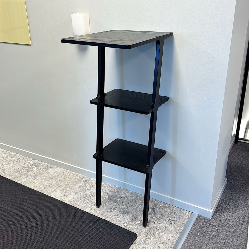 Begagnat ståbord Libri från Swedese i svart. Mått: bredd 38.5 cm, djup 49 cm och höjd 145 cm. 