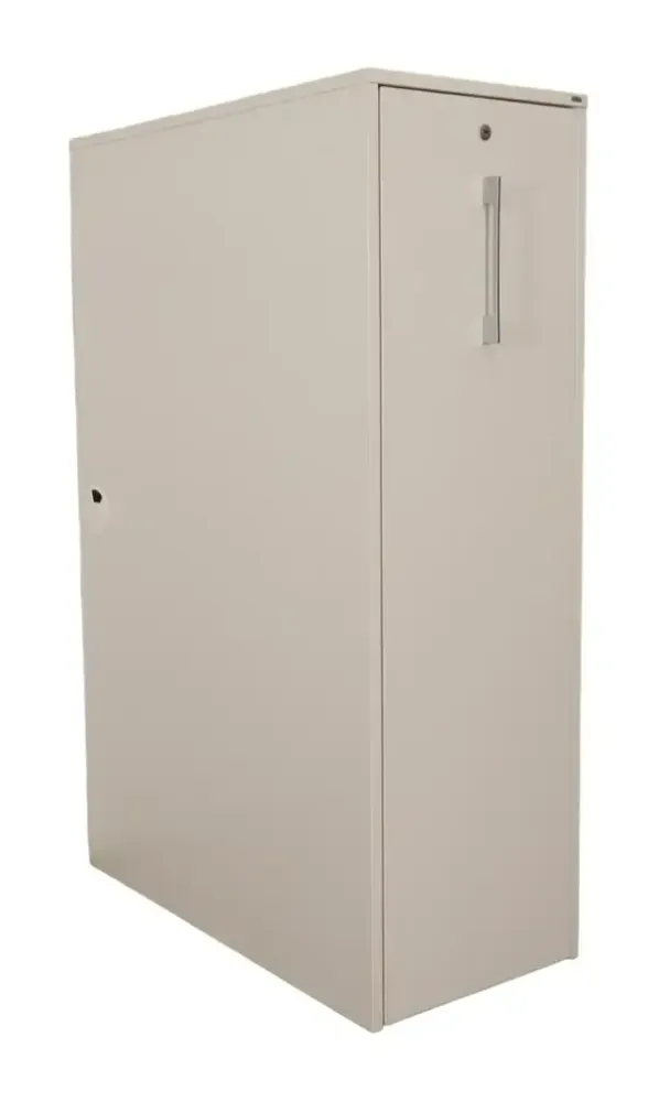 Begagnat towerskåp i vitt. Mått: bredd 45 cm, djup 60 cm och höjd 120 cm.