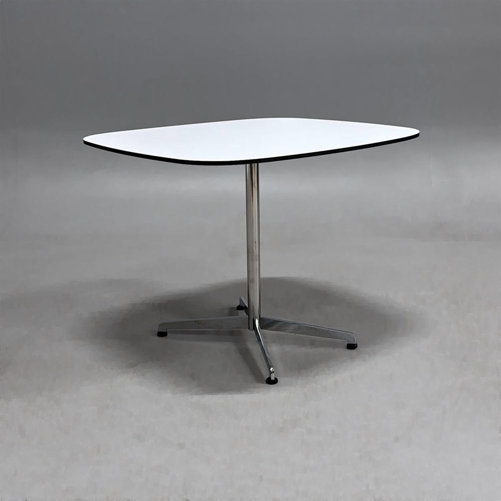 Begagnat cafébord Cooper från Lammhults i vitt med svart kant, ben i krom. Mått: bredd 80 cm, djup 70 cm, höjd 72 cm.