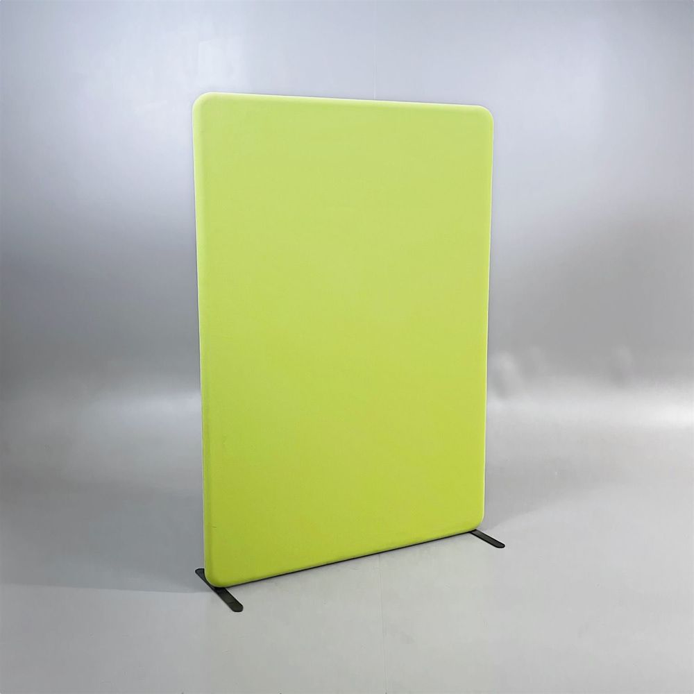 Begagnad golvskärm från Abstracta, modell Softline 50 i grönt. Mått: bredd: 120 cm, djup: 5 cm och höjd: 170 cm. 