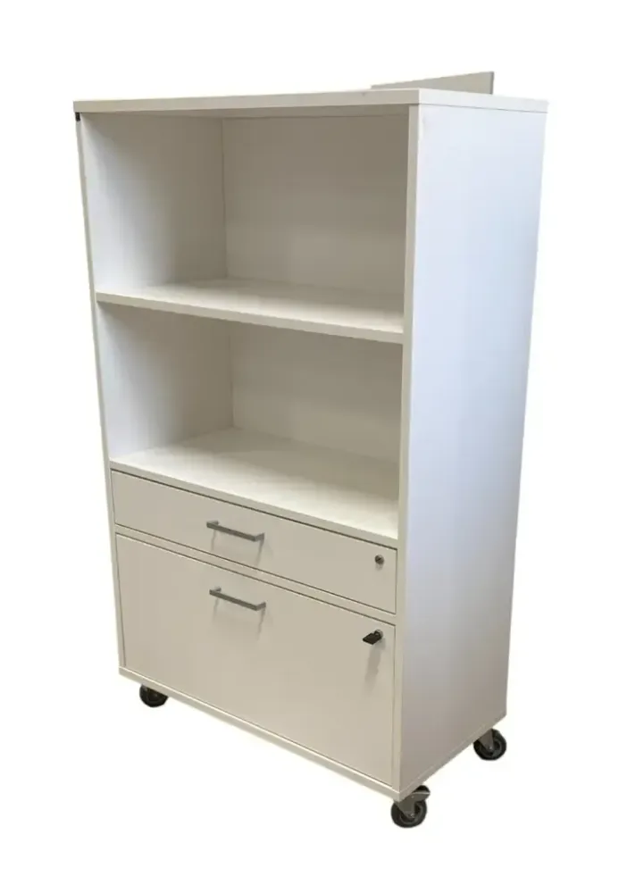 Begagnad förvaring öppen på hjul från SA Möbler. Med 2 öppna hyllor och 2 lådor. I vit färg. Mått: Höjd 136 cm, Bredd 82 cm, Djup 41 cm. 