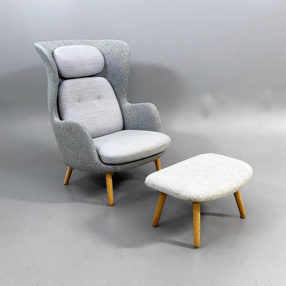 Begagnad fåtölj Ro JH2 från Fritz Hansen med AAL03 fotpall från HAY, i grått tyg och ben i ek. Mått: Fåtölj: bredd 80 cm, djup 97 cm, höjd 113 cm, sitthöjd 43 cm. 