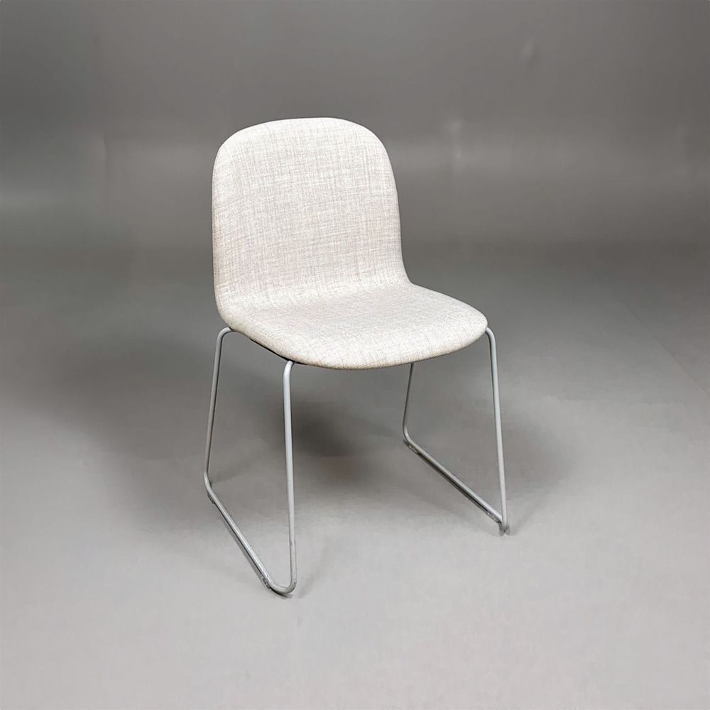 Begagnad konferensstol Visu från Muuto i gråbeige tyg och ljusgrått metallunderrede.  Mått: Bredd 53,5 cm, djup 50 cm, höjd 78 cm, sitthöjd 46 cm. 