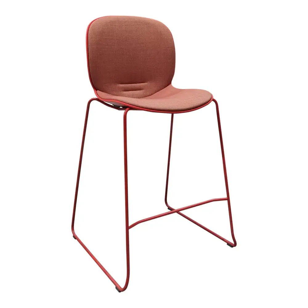 Begagnad barstol från RBM. Modell Noor Up. Med klädd sits och rygg ljusrött, på rött stativ. Mått: höjd 102,5 cm, bredd 56 cm, djup Djup 54 cm, Sitthöjd 67 cm.