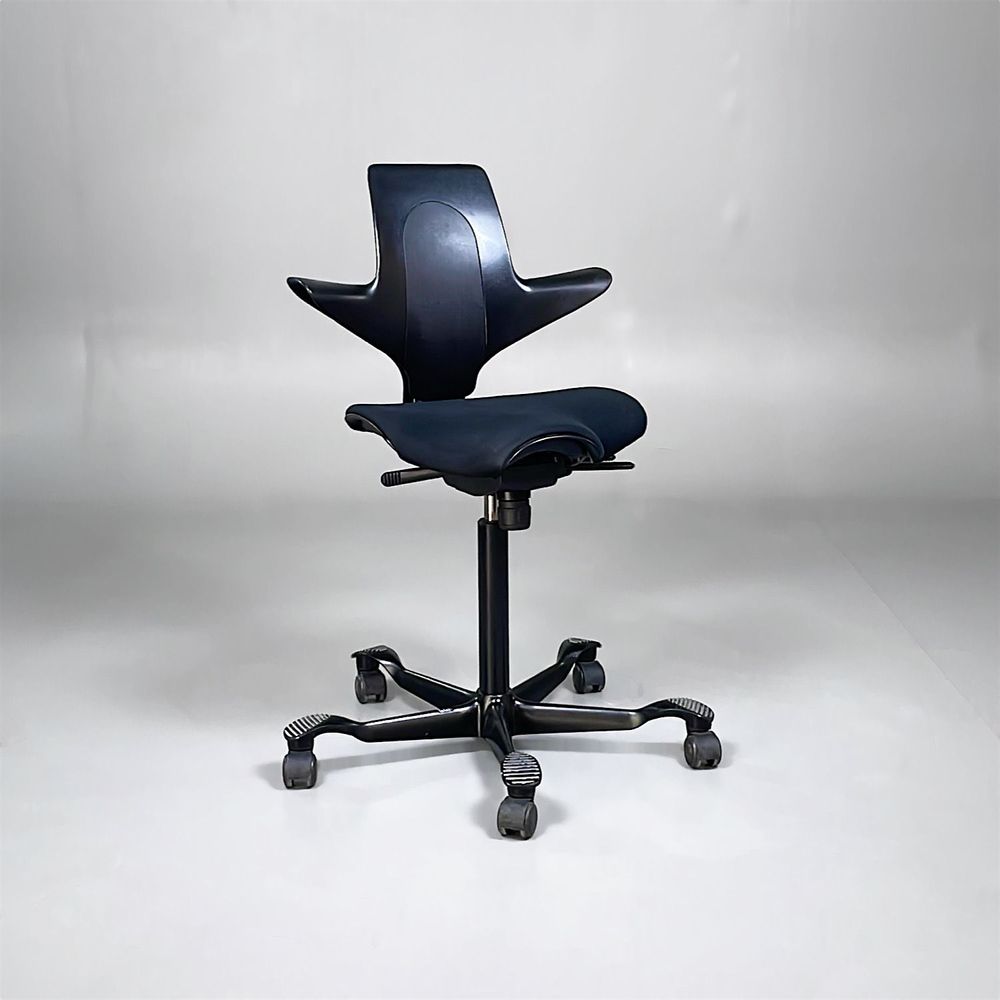 Begagnad kontorsstol Capisco Puls 8020 från HÅG i svart med sadelsits. Mått: Sitthöjd justerbar från 59 till 85 cm.