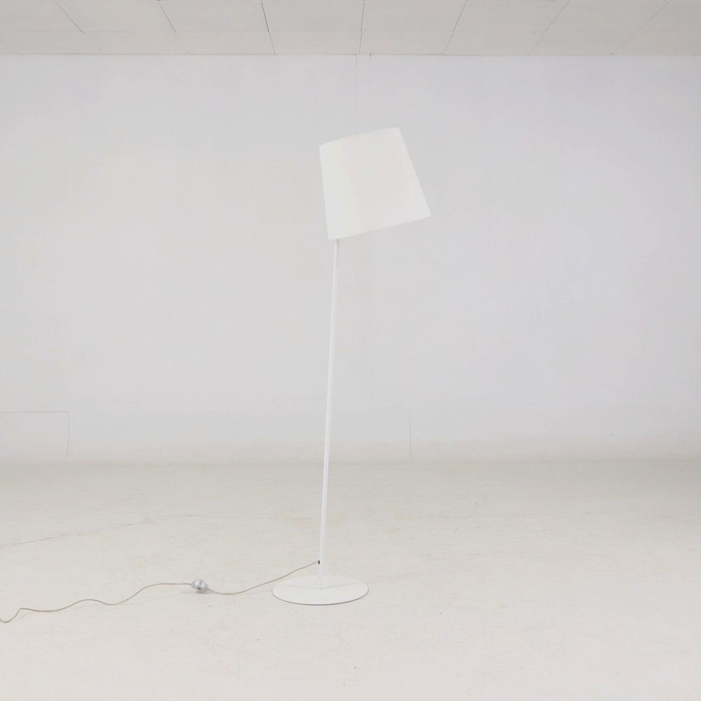Begagnad golvlampa från Fambuena i vitt. Mått: Höjd 170 cm, lampskärmens diameter 38 cm och kabellängd 146 cm. 