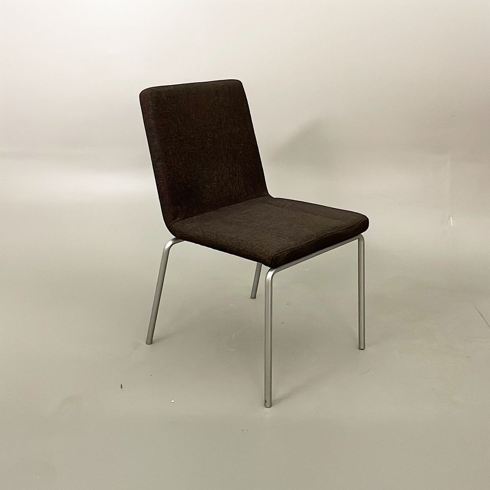 Begagnad stol från Skandiform, modell Afternoon. Helklädd i brunt tyg med rundade avslutningar på sitsen, silverstativ. Mått: bredd 50 cm, djup 54 cm, höjd 81 cm.  