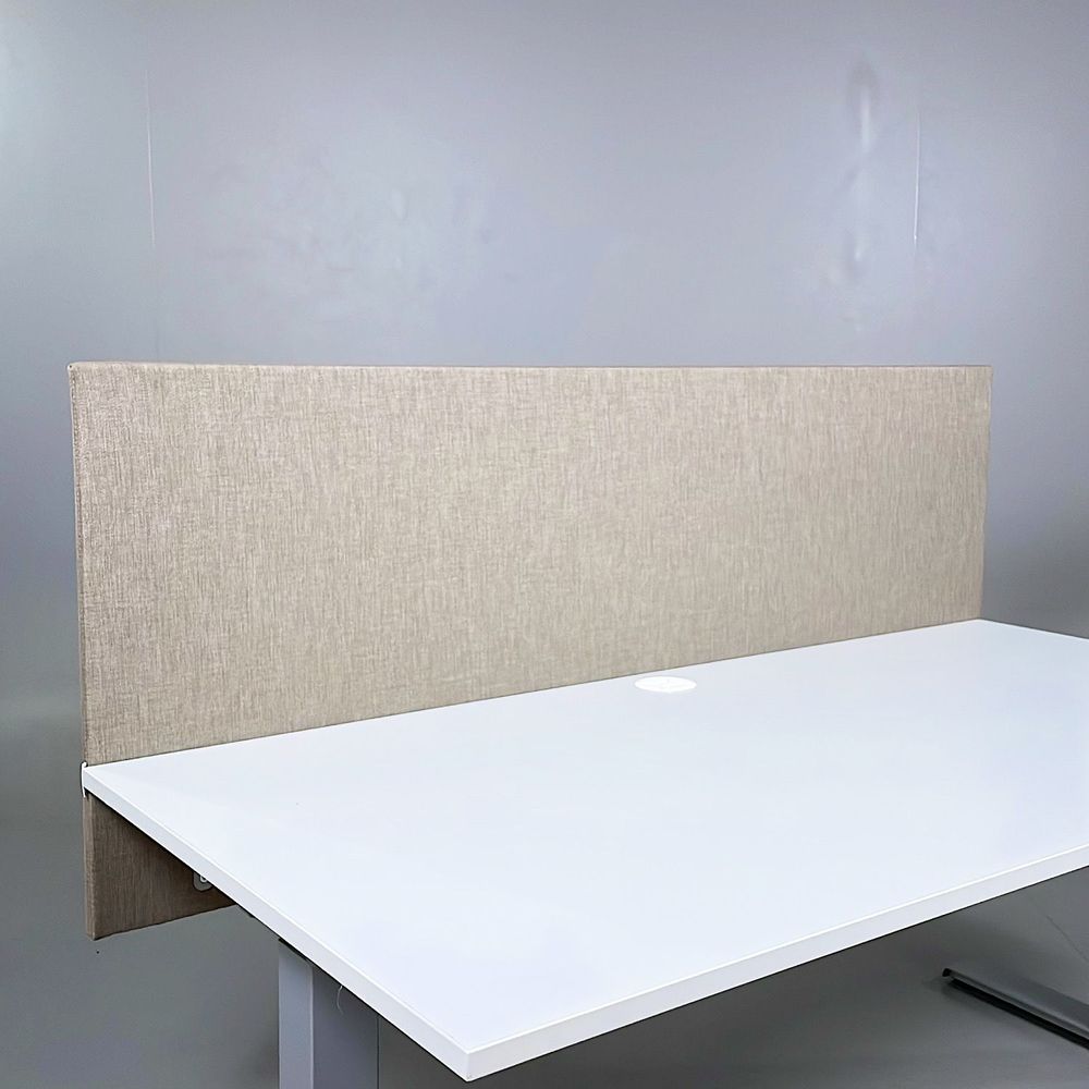 Begagnad ljusbrun bordsskärm från Brizley. Mått: bredd 160 centimeter och höjd 65 centimeter. 