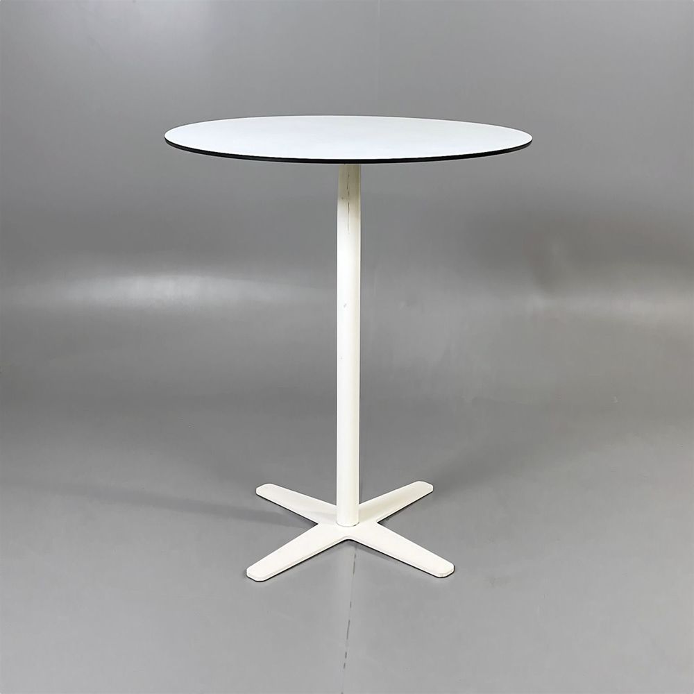 Begagnat barbord från Offecct, modell Propeller. Med diameter på 90 cm och en höjd på 108 cm. Färgen är vit både på bordsskiva och stativ. Bordsskivan har en svart kant.  