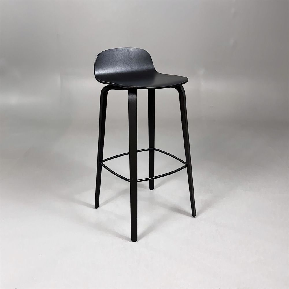 Begagnad barstol Visu från Muuto i svart. Mått: Bredd 41,5 cm, djup 40 cm, höjd 88,5 cm, sitthöjd 75 cm. 