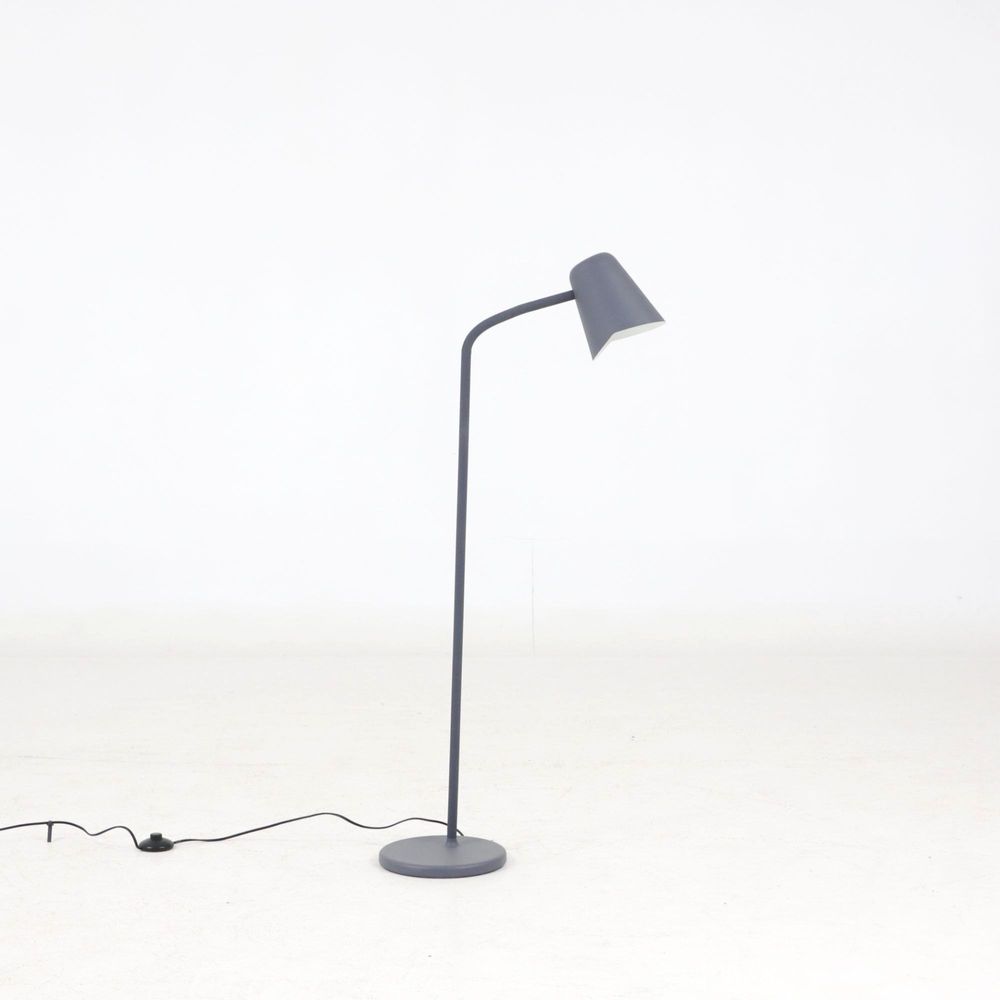Begagnad golvlampa Me Dim från Northern i grått. Mått: Höjd 142 cm, fotens diameter 25 cm och lampans diameter 16 cm.