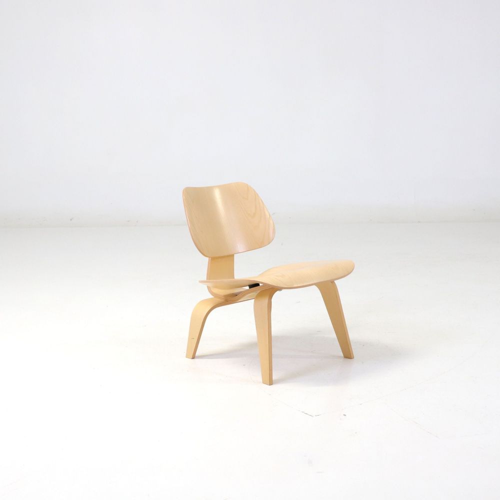 Begagnad fåtölj Plywood Group LCW från Vitra i formpressad plywood. Mått: Höjd 66 cm, sitthöjd 38 cm, bredd 60 cm och djup 60 cm. 