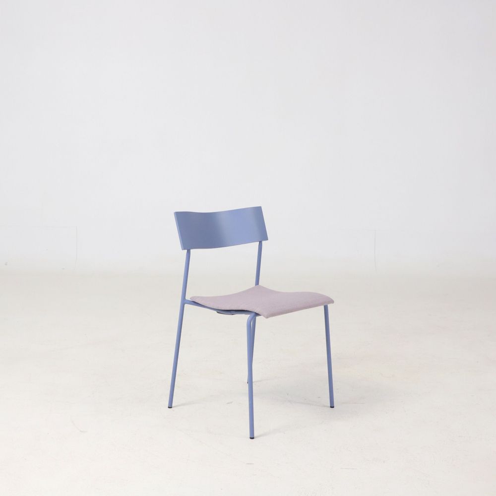 Begagnad konferensstol Campus från Lammhults i Ljusblå/lila färg. Mått: Sitthöjd 44 cm, höjd 75 cm, bredd 47 cm och djup 42 cm. 