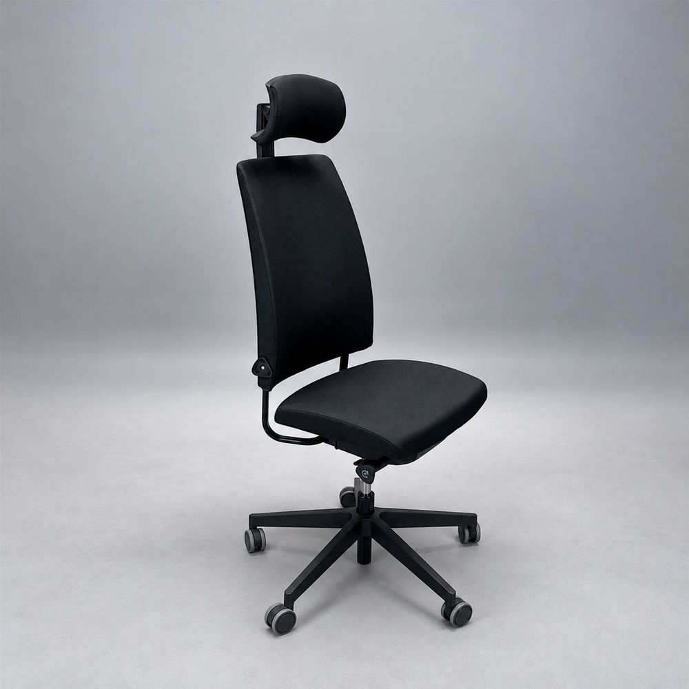 Begagnad kontorsstol Motto från Profim i svart textil, med nackstöd. Justerbar sitthöjd på 43–56 cm. 
