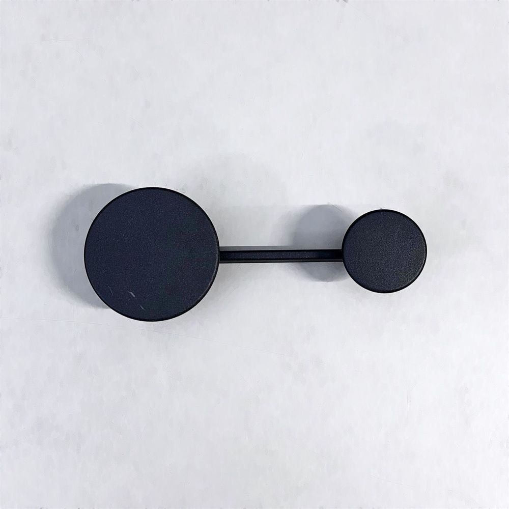 Begagnad klädhängare Afteroom Small från Audo Copenhagen. I svart metall. Mått bredd 18.5 cm, djup 4 cm och höjd 7.4 cm.