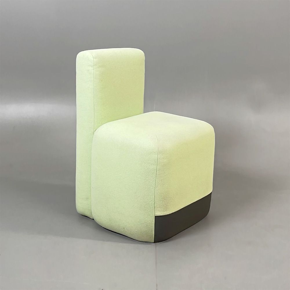 Begagnad stol med dolda hjul från Viccarbe. Modell: Season. Färg: Ljusgrön. Material: Tygklädsel. Mått: Bredd 52,5 x Djup 56 x Höjd 80; Sitthöjd 48.