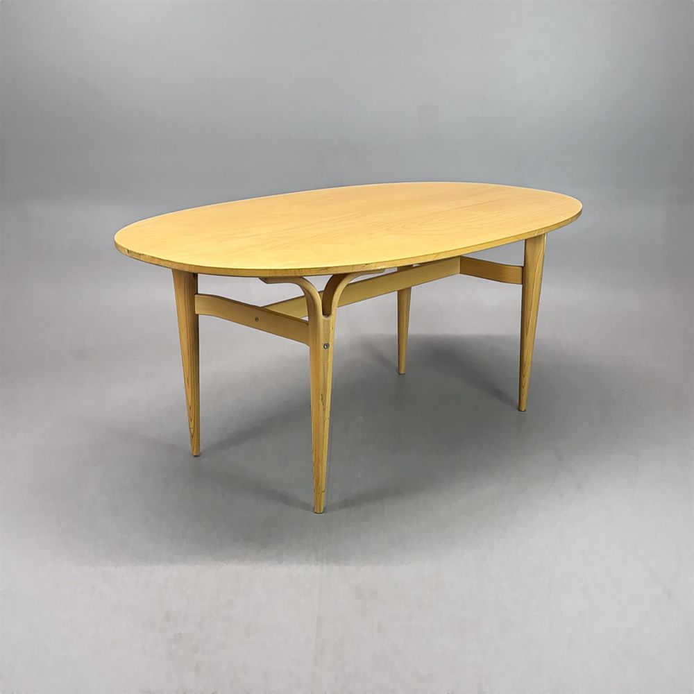 Begagnat soffbord Superellips från Bruno Mathsson i björk. Mått: bredd 120 cm, djup 71 cm, höjd 52 cm. 