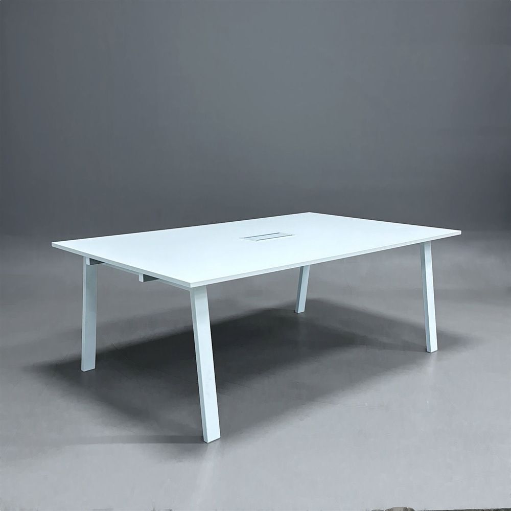 Begagnat konferensbord med kabellucka Snitsa från SA Möbler i vitt. Mått: bredd 200 cm, djup 120 cm och höjd 72 cm. 