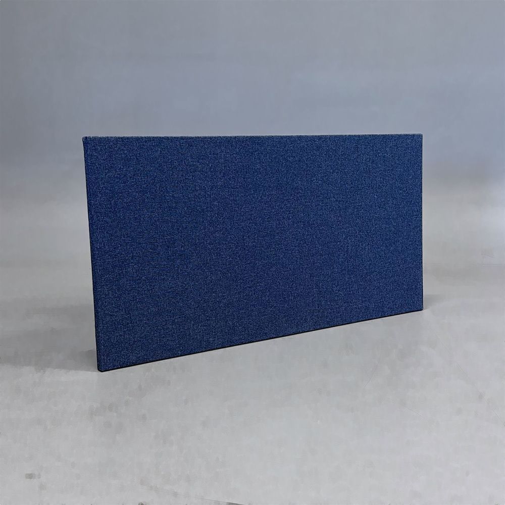 Begagnad bordsskärm i mörkblått tyg. Mått: Bredd 120 cm, Höjd 65 cm.
