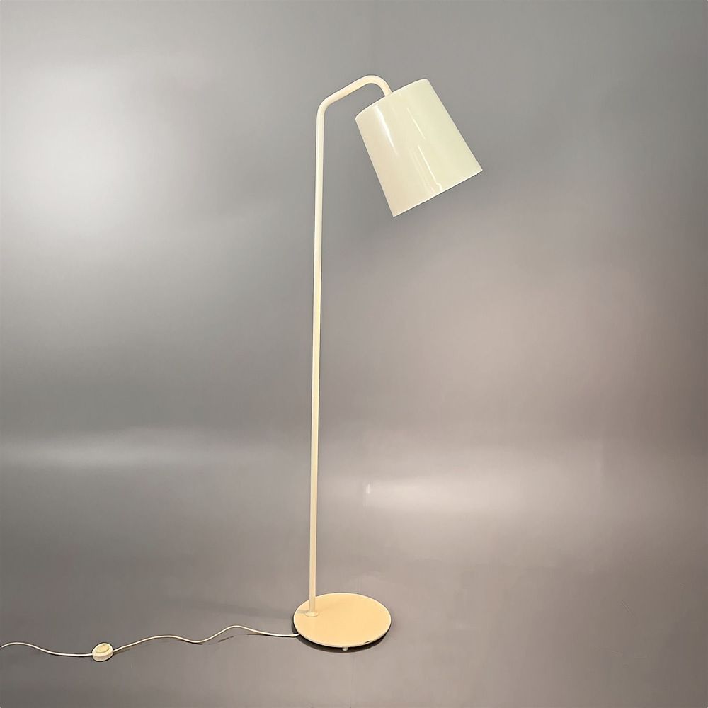Begagnad golvlampa från Zero, modell Hide i vit färg med diameter på 30 cm och höjd på 186.5 cm.  