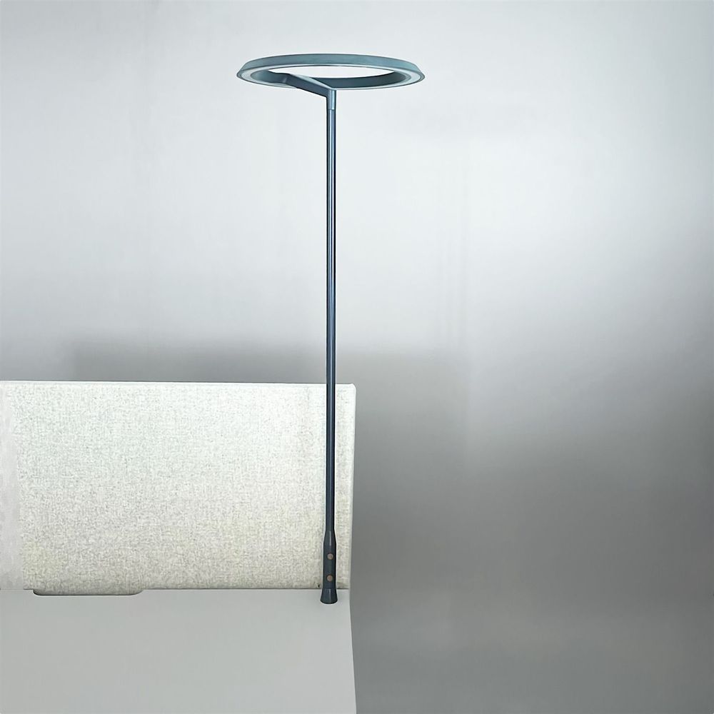 Begagnad bordslampa från Wästberg, modell W126. I grått. Mått diameter 40 cm och höjd 119 cm.