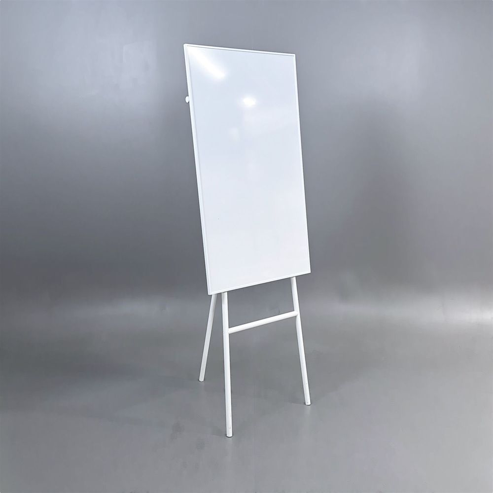 Begagnad whiteboard/blädderblockställ One från Lintex. Vit tavla kombinerat med blädderblocksställ på ett golvstativ. Mått: Bredd 70 cm, Höjd 196 cm. 