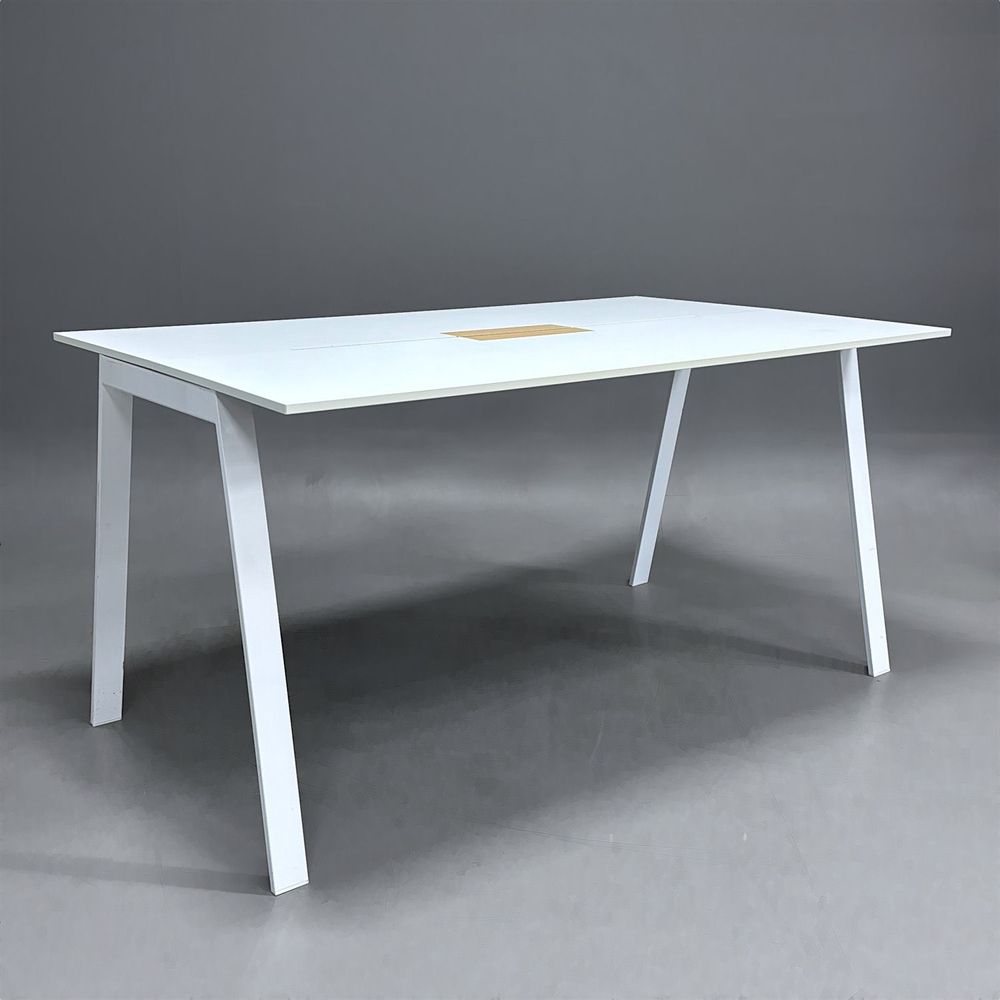 Begagnat projektbord Piece från Edsbyn i vitt med kabellucka i ask. Mått: bredd 210 cm, djup 124 cm och höjd 110 cm.