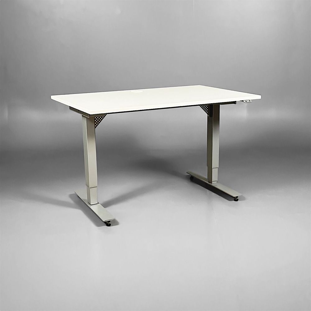 Höj- och sänkbart begagnat skrivbord 124 cm med vit bordsskiva och stativ i silvergrå lack